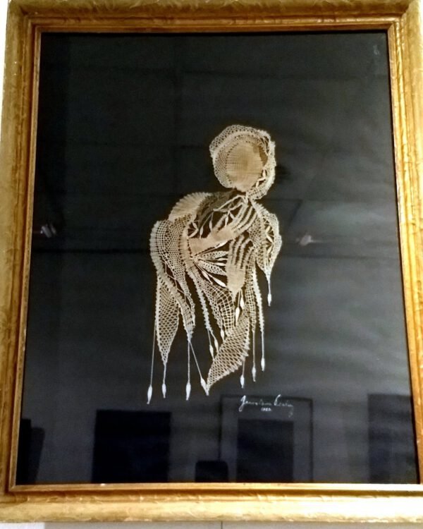 514008418_24006955582291397_5437325828502889764_n Gerahmtes Klöppelbild einer Frauengestalt auf schwarzem Grund