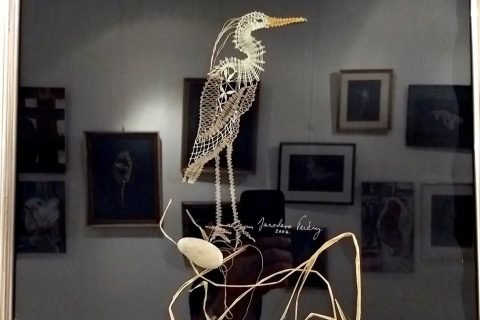 Gerahmtes Klöppelbild eines Reihers