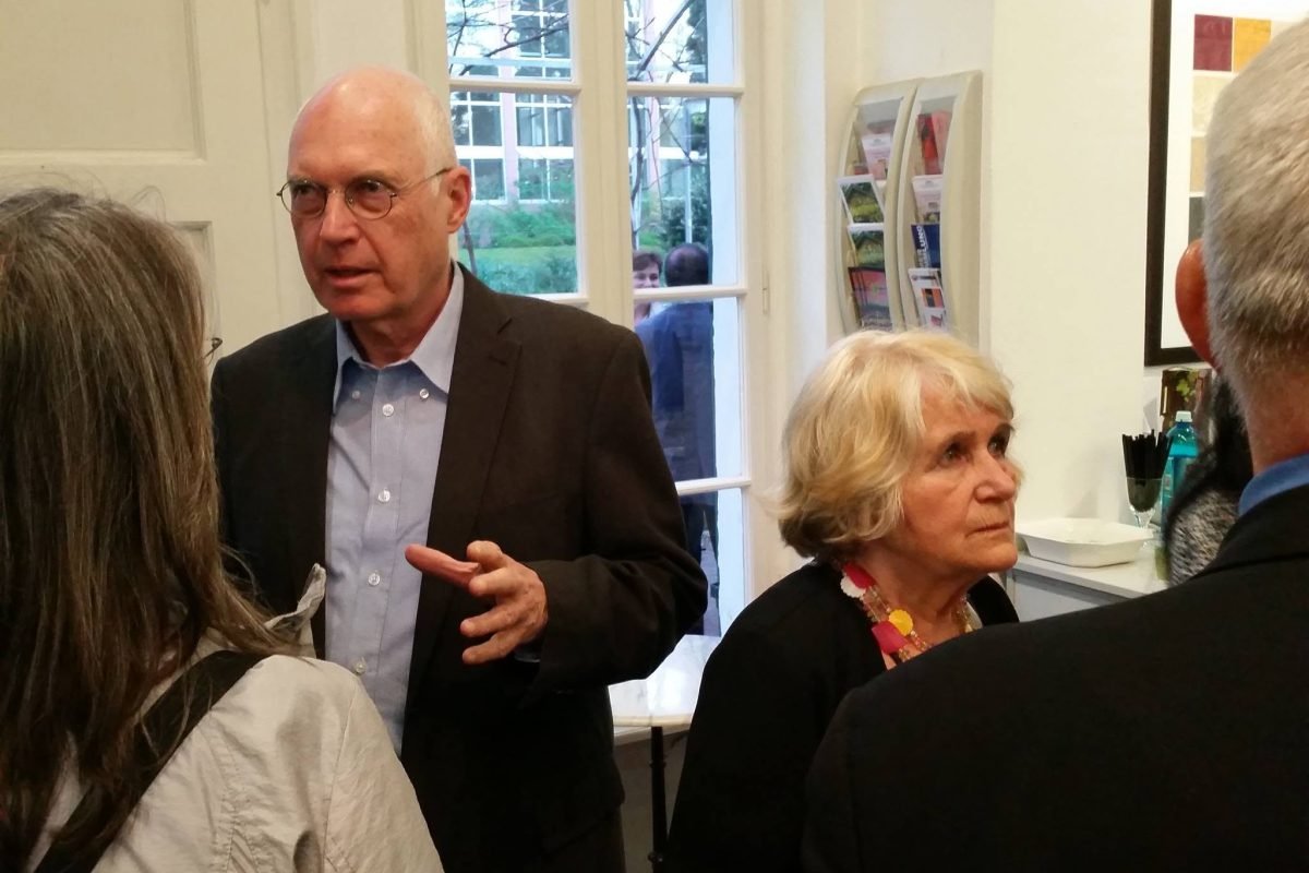 Gäste im Gespräch bei der Vernissage in Frankfurt am Main
