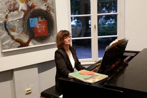 Pianistin am Flügel während der Vernissage