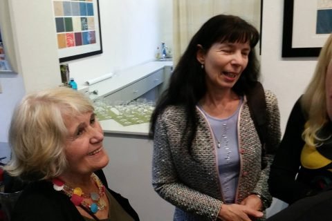 Zwei Besucherinnen im Gespräch in der Ausstellung