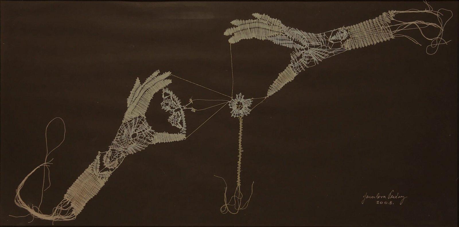 Klöppelbild zweier Hände aus weißer Spitze von Jaroslava Perény, 2008